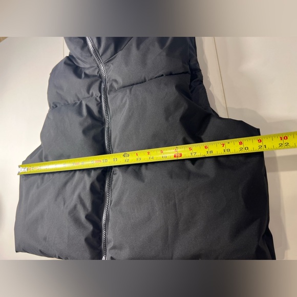Black Boxy Puffer Vest Size Large cropped - Picture 5 of 7